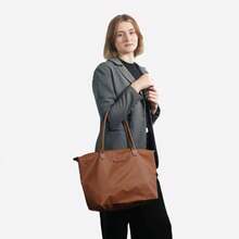 Waterproof Nylon Tote Bag Women Lightweight Designer Handbag With Zipper Stylish And Durable Purse - 中等 + 栗色 - 查看 2