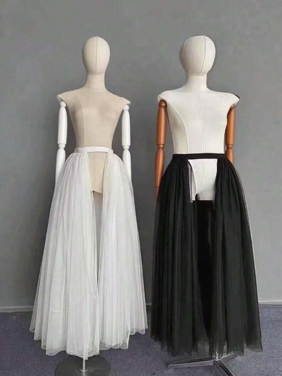 一件优雅的黑白前开衩泡泡裙，有六层三层和三层三层雪纺裙款式可选。适合海滩、日常休闲穿着、派对、角色扮演和万圣节装饰。