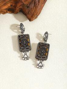 1 par de pendientes cuadrados vintage con borlas talladas, pendientes de aro de metal geométrico con piedras de colores, pendientes largos