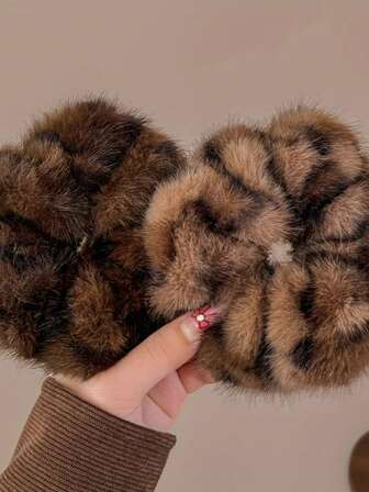 1 pieza ¡Esencia de ambiente de otoño/invierno! Lazo para el cabello de piel sintética de visón esponjoso para mujeres, diadema de alta gama, accesorios para el cabello de mujeres, diademas elegantes, diademas para mujeres, diademas para mujeres elegantes, diadema de piel de leopardo retro socialite con plumas de gran tamaño con accesorios para el cabello de otoño e invierno, lazo para el cabello, coleta, cuerda para el cabello