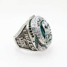 The New High-Quality N-F-L Super✨Bowl Philadelphia✨Eagles Championship Ring Is Specially Designed For Eagles Fans. Pressing The Button Can Open The✨Eagles' Wings. The Ring Comes With A Brown Wooden Display Case, Making It An Ideal Gift For Men. - 綠色 - 查看 4