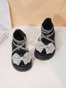女童凉鞋，时尚中童及大童软底露趾水钻蝴蝶结平底公主沙滩凉鞋，夏季 - 黑色 - 查看 2