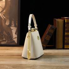 奢华亮面迷你手拿包，饰有水晶装饰