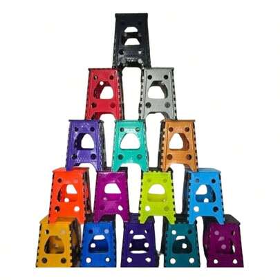 Banco plegable portátil de plástico para 1 adulto, con capacidad de carga de 120 kg, silla de pesca portátil, taburete plegable para exterior, color aleatorio.