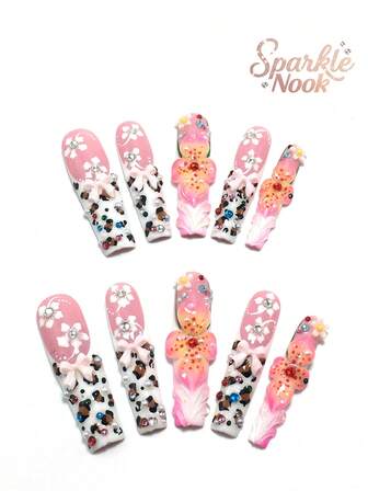 Cada set está compuesto por 10 láminas de acrílico hechas a mano, con forma de ataúd estilo Y2K. El diseño francés se complementa con rhinestones, estampados de leopardo, pegamento con formas, lazos y decoraciones con pétalos, y está disponible en una variedad de colores y tonos nude. Tres tamaños son adecuados para fiestas, bailes y uso diario. Viene con un kit de uñas y es un regalo de uñas ideal tanto para damas como para niñas.