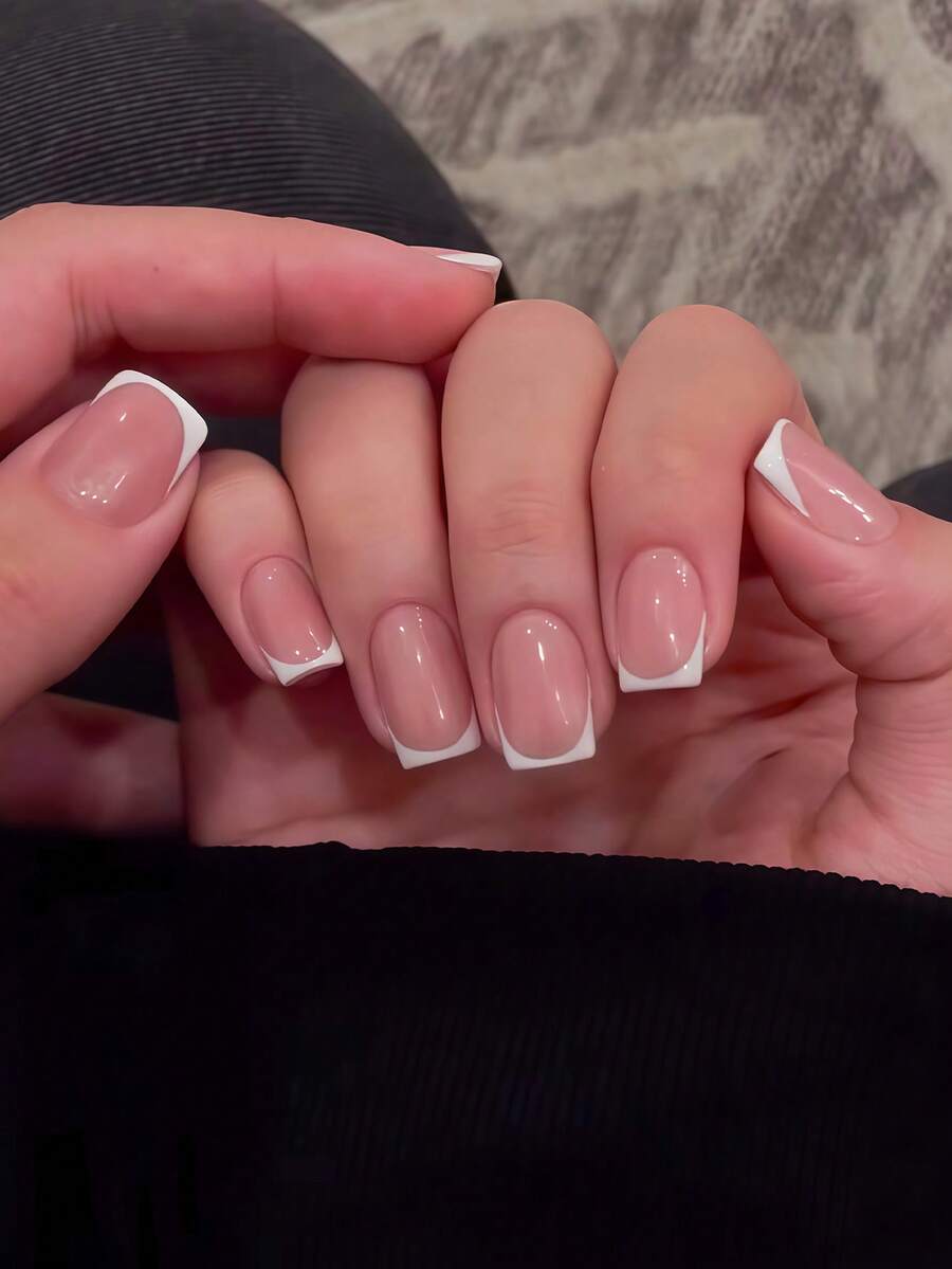 Bộ 24 miếng dán móng tay nghệ thuật tức thì - Bao gồm móng vuông ngắn, móng màu mơ tối giản, móng kiểu Pháp, thiết kế phủ toàn bộ móng, phù hợp cho phụ nữ và bé gái. Đi kèm 1 miếng dán và 1 dũa móng mini, hoàn hảo cho các bữa tiệc, hẹn hò và sử dụng hàng ngày. Móng giả dạng gel thạch nhiều màu sắc. Dụng cụ làm móng - Nhiều màu - Xem 1