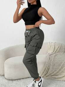 女士休闲工装裤，适合春夏穿着，轻便透气，配有大口袋，适合日常休闲穿着。