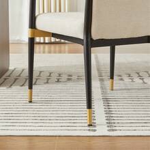 Juego de 2 sillas de comedor modernas con reposabrazos, sillas tapizadas estilo escandinavo, estructura negra y detalles dorados, cojín de tela color crema para la mesa del comedor - Beis - Ver 11