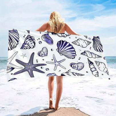 1条贝壳和海星图案沙滩巾，速干、柔软、吸水性强的涤纶材质，现代设计