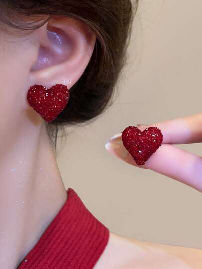 CVNANA 1 par de elegantes y encantadores pendientes de corazón de cristal rojo, pendientes de corazón distintivos, versátiles para festivales, regalo del Día de San Valentín para el amante, pendientes de Año Nuevo, perfectos para combinar con atuendos casuales, de trabajo, de boda o de fiesta, adecuados para todas las estaciones