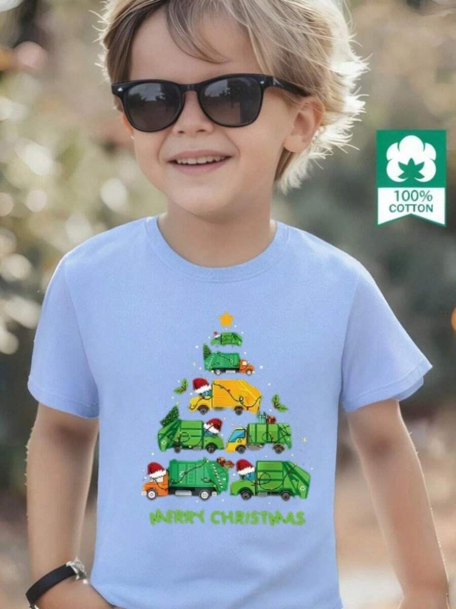 Esta nueva camiseta de manga corta para niño está hecha 100 % de algodón y luce un elegante estampado Navidad. Es informal y versátil. Su tejido suave y agradable al tacto cuida la delicada piel de los niños, permitiéndoles moverse con libertad y sentirse cómodos durante reuniones familiares, eventos escolares o juegos al aire libre. - Azul - Ver 1
