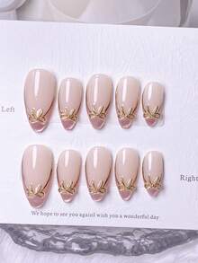 10片手工法式短指甲贴纸。这款美甲套装包含5种颜色：白色、粉色、金色、蓝色和黄色，设计迷人可爱。每张指甲贴纸都饰有手绘藤蔓图案，蜿蜒于金属质感的法式边缘。美甲用品 手工按压式美甲 - 粉色 - 查看 2