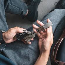 VULKIT Llavero de piel genuino para hombres y mujeres Accesorios de transporte diario - Negro/Espresso - Ver 6