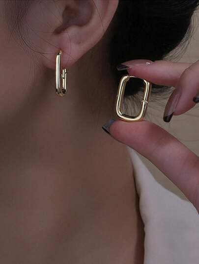 一对复古、优雅、甜美的镀金椭圆形U型装饰耳环，适合女性日常、休闲、约会佩戴，也是圣诞节和生日礼物的理想之选。
