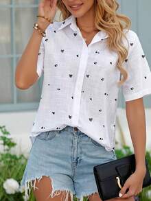Blusa de mujer de manga corta con cuello de camisa, estampado de corazón, botones delanteros y bajo regular en tela tejida - Blanco - Ver 5