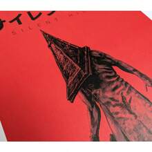 寂静岭2复古帆布艺术画 - 无框电子游戏海报，红色背景搭配标志性角色设计，完美适用于客厅、卧室或家庭办公室装饰，卧室墙面装饰 | 无框帆布画 | 纹理墙面艺术，游戏室装饰 - 彩色 - 查看 6