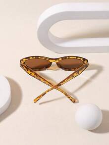 1副女士复古猫眼框时尚眼镜，深色镜片有效阻挡阳光，适合户外骑行或徒步旅行使用。 - 彩色 - 查看 10