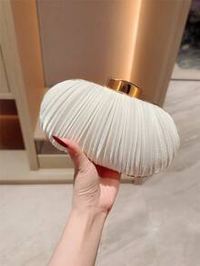 月光之夜手拿包 - 1个迷你白色不规则盒褶缎面经典手拿包，适合正式场合、晚宴、浪漫婚礼、年末派对、新娘、舞会等，带翻盖和链条。完美搭配新年装束、派对礼服、婚礼必备、毕业典礼及舞会礼服。 - 白色 - 查看 6