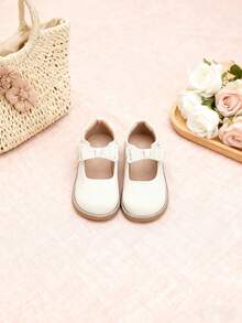 A Pair Of White Shoes With Bow - Leather Shoes,Oxford Shoes,Loafer Shoes,Flat Shoes Kids Shoes,Shoes,Girls Shoes,Girl Shoes,Zapatos De Niña,Toddler Girl Shoes,Kid Shoes,Zapatos Para Niñas,Shoes For Girls,Zapatos De Niño,Zapatos,Zapatos Para Niña,Kids,Shoes Kids,Zapatos De Niñas,Zapatos Para Niños,Little Girl Shoes,Zapatos Niña,Zapatos De Niños,Girls Dress Shoes,Girls,Flats,Zapatos Niñas,Toddler Girl,Shoes Girls,Loafers For Toddler & Little Girls & Little Boys | Ideal For School Day,Field Trip,After-School Playdate,Birthday Party,Family Brunch,Picnic,Church Service,Holiday Gathering,Art Class,Library Visit,Park Stroll,Weddings,Outings,Special Occasions,Christmas,New Year Celebrations - 3340 Trắng - Xem 3