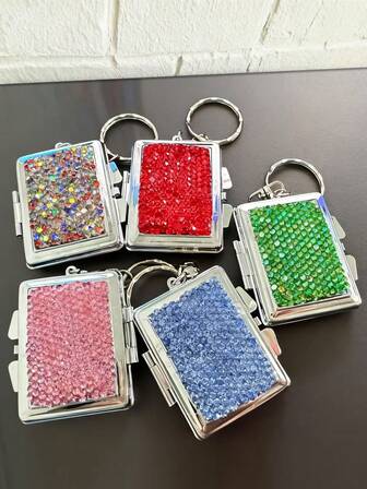 1 pezzo Mini specchio quadrato con strass, nuovo specchio per il trucco mini di lusso a doppia funzione con diamanti, portachiavi multifunzione con specchio per il trucco, tascabile e pieghevole, a doppia faccia, con design quadrato, con diamanti incastonati, disponibile in vari stili con diamanti, adatto come regalo di San Valentino o della Festa della Mamma