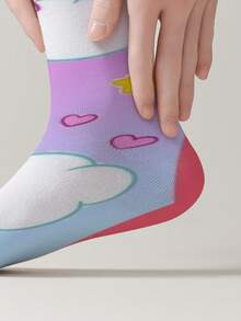 1 Paar Damen Socken im Care Bears Design, 360 Grad digital Muster mit interessanten Motiven von Cheer Bär, Wish Bär, Herz Cheer Bär, Tenderheart Bär, Bär, modisch & minimalistisch, Paar-Stil, geeignet für den täglichen Gebrauch, Abschluss, Geburtstaggeschenke, Paar - Verschiedenfarbig - Übersicht 2