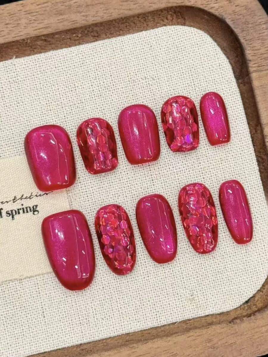 10 piezas de uñas postizas de acrílico, puntas de uñas cuadradas cortas, el color principal es rojo rosa vibrante. Estilo brillante combinado con purpurina a juego, brillante y deslumbrante. Este es un diseño de uñas llamativo y glamoroso adecuado para que las mujeres lo usen en bodas, fiestas, vacaciones y también un regalo ideal de arte de uñas para amigos y familiares. Suministros de uñas, uñas postizas hechas a mano