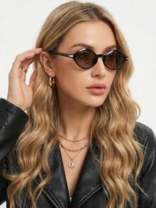 最新冬季系列个性休闲时尚百搭的菱形眼镜，街头风十足，男女皆宜。它不仅是春、夏、秋、冬四季的时尚配饰，也是一份绝佳的商务礼品，更是万圣节、圣诞节、春节、情人节、母亲节等节日的理想礼物。优雅时尚又不失精致的INS风设计，使其非常适合日常佩戴、海滩休闲和户外旅行。 - 多色-01 - 查看 5