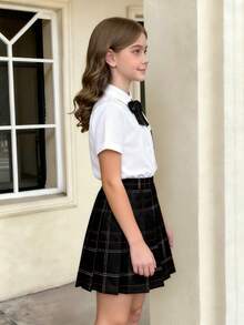 【Back To School】2件組 JK 甜酷學院風女童套裝，夏季格紋蝴蝶結徽章前扣白色襯衫搭配黑紅格紋百褶裙，校園派對休閒穿搭 - 白色 - 查看 4