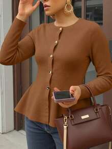 女士纯色长袖圆领开衫毛衣。荷叶边下摆增添优雅时尚感。这款时尚精致的毛衣非常适合拍照、日常穿着或外出散步。 - 摩卡棕 - 查看 1