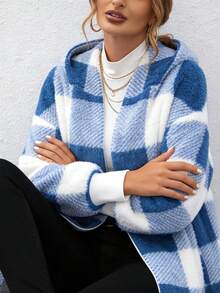 Plaid Color Block Cardigan Moda Suéter Mujeres Cárdigan oversize de estilo europeo y americano con estampado de cuadros en bloques de color y ribete de piel Prenda de punto de moda para mujer Cárdigan de lana con capucha, solapas grandes y estampado de cuadros en bloques de color Estilo informal y holgado Silueta cálida y favorecedora - Azul - Ver 9