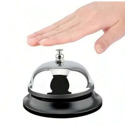 Sino de Balcão Sapienz Sineta de Mesa para Atendimento Rápido em Hotel, Loja, Restaurante, Cafeteria, Hamburgueria, Bar, Recepção, Escritório e Comércio em Geral – Campainha Manual em Metal Cromado Premium com Toque Alto, Claro e Preciso – Ideal para Balcões de Atendimento, Mesas de Serviço, Caixa de Pagamento, Controle de Filas, Sinalização Interna, Chamadas de Garçom, Chamadas de Cliente, Operações de Cozinha, Avisos Rápidos e Dinâmicas de Grupo – Design Clássico e Elegante, Base Estável e Antiderrapante, Construção Resistente e Durável, Fácil de Usar, Compacto e Efetivo para Ambientes Profissionais, Corporativos e Comerciais – Sineta para Hotéis, Pousadas, Escritórios, Clínicas, Salões de Beleza, Barbearias, Padarias, Lojas de Conveniência e Estabelecimentos de Alto Fluxo – Sino Cromado Decorativo e Funcional para Atendimento Eficiente, Organização e Agilidade no Dia a Dia – Produto Original Sapienz com Acabamento Superior e Alto Desempenho.