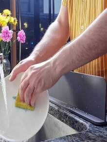 1个经典硅胶水槽防溅罩，带吸盘，防水防溅，适用于厨房和实验室水槽、洗碗池和洗碗盆，耐用材质，多种颜色可选，易于安装，防止水溅出并保护台面，是家庭和专业使用的理想之选。台面保护 | 经典设计 | 柔韧硅胶