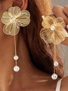 1 paire de boucles d'oreilles à tige vintage françaises avec fleur et papillon ajourés. Boucles d'oreilles de luxe asymétriques avec grands pétales exagérés. Bijoux