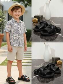 1双黑色加大码幼儿凉鞋，柔软舒适的PU皮革，简约经典的交叉绑带设计，圆头，厚底，时尚可爱的沙滩拖鞋，适合3-12岁男孩女孩，日常、度假、旅行、派对、春夏穿着。