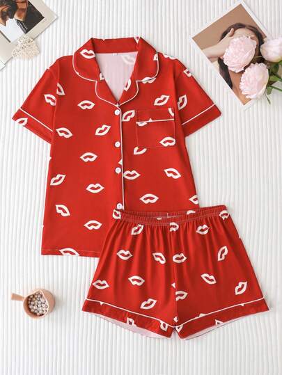 两件套情人节唇印短袖女士睡衣套装，包括领口纽扣短袖上衣和舒适短裤，优雅女士睡衣套装