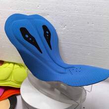 四向弹力骑行训练短裤，采用梯度压缩技术增强肌肉效率，蜂窝衬垫防止皮肤刺激，适合山地自行车和公路自行车训练。