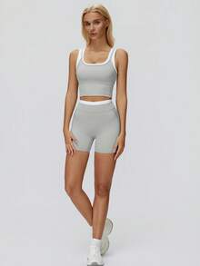 MASKERT Conjunto deportivo de 3 piezas con bloques de color para mujer: Top corto sin mangas 2 en 1 + Pantalones cortos de cintura alta, diseño con ribete, ajuste ceñido y que realza la figura, para yoga y fitness en verano - Gris Claro - Ver 3