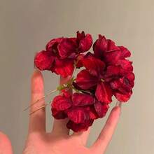 1个中式发簪 - 酒红色芙蓉花发夹，饰以红色花朵和绿色叶子，适合婚礼和日常发型，可用于发髻、辫子、马尾辫 - 传统发饰，适合亚洲发型，复古红色花朵发夹，可搭配汉服、旗袍和新娘花饰。发饰，女士发饰，伴娘礼物 - 彩色 - 查看 10