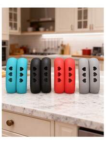 4件套暖心卡通镂空爱心硅胶锅柄套，高韧性硅胶材质，防烫隔热，适用于橱柜炉灶日常烹饪/乔迁摆设，不易变形，适合情人节/母亲节/毕业季等场合。