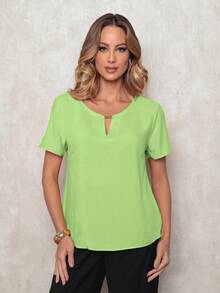 ALETHEIA - SHORT-SLEEVED BLOUSE IN VISCOSE FABRIC WITH A TUBE DETAIL AT THE NECKLINE. WOMEN'S BLOUSES. MOTHER'S BLOUSES. - 淺綠色 - 查看 2