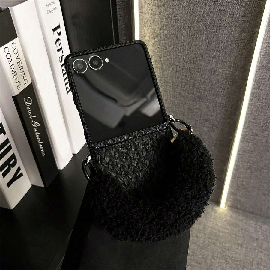 Ốp lưng điện thoại màu đen họa tiết dệt Y2K sang trọng, thiết kế vòng tay lông mềm mại, tương thích với Samsung Galaxy ZFlip7 Z Flip6 ZFlip 5, tương thích với