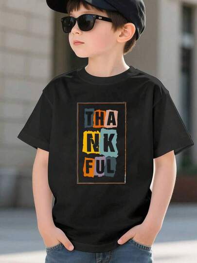 Outdoor Kids Playwear Mexico`Camiseta de manga corta para niño con un moderno diseño gráfico y un divertido mensaje de Gracias. Hecha de suave algodón puro, es ideal para uso diario, cómoda y resistente. Disponible en varias tallas. Ropa diaria mínima para niños