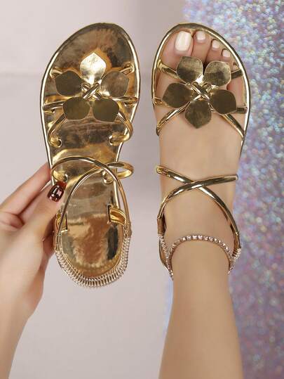 1 par de sandalias de playa con diseño de flor dorada