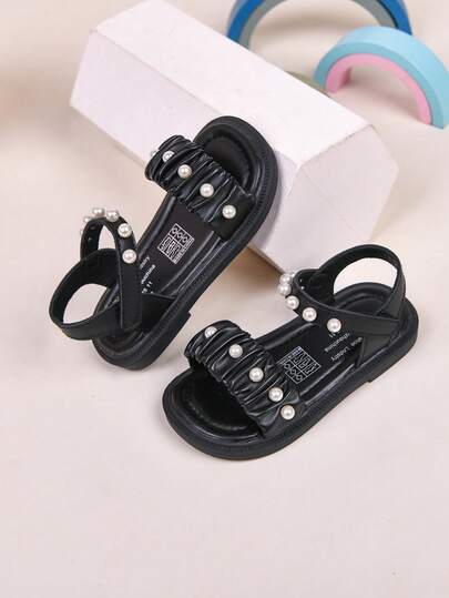 1 Pair Children's Flat Sandals, Black Body With Faux Pearl Decor And Pleated Vamp, Featuring A Sweet "Princess" Style; Closure For Easy On/Off; Soft & Non-Slip Sole, Comfortable And ; Suitable To Pair With Dresses, Pants And Other Childrenswear, Ideal For Daily, School And Leisure Activities.