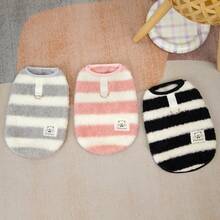 这款加厚保暖的宠物毛绒背心适合小型犬猫，例如泰迪熊、小鹿犬等，是秋冬季节的理想宠物服装。 - 灰色 - 查看 6