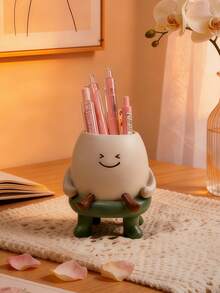 Suport pentru pixuri drăguț cu desene animate - organizator multifuncțional pentru papetărie, design adorabil cu figurină albă plină de viață, linii netede ale picioarelor, ideal pentru depozitarea pixurilor, creioanelor, markerelor, evidențiatoarelor etc. Decor perfect pentru birou pentru studenți, lucrători la birou, studiu acasă și spații de lucru, adăugând distracție și farmec spațiului dvs., menținând în același timp biroul ordonat. Potrivit și pentru decorarea camerei, a casei și a biroului.