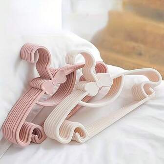 10 st beige barngalgar, bärbara displaygalgar, plastgalgar för barnjackor, klädorganisatör för babykläder