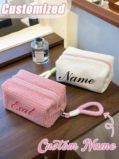 Bolsa de maquillaje de peluche personalizada, nombre personalizable, bolsa de maquillaje de peluche rosa y blanca, bolsa de almacenamiento, bolsa de dama de honor, bolsa de cosméticos de tocador para damas, tono rosa, estilo casual, lavable a máquina, gran capacidad, artículo de almacenamiento de viaje esencial