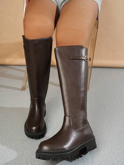 这款黑色皮革圆头低粗跟中筒靴，搭配连衣裙堪称完美；这款百搭纯色骑马靴，侧边拉链和皮带扣设计，尽显时尚；适合秋冬季节穿着；女士靴子；大码女士靴子。