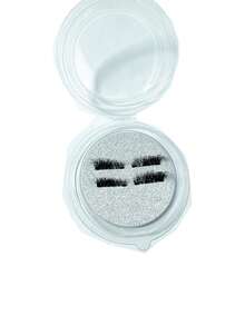 1 对磁性假睫毛，半截式，无需胶水，短款磁性睫毛，自然猫眼妆效，可重复使用，适合睫毛嫁接，是眼袋人士、美妆博主和送礼佳品的理想选择。 - 查看 4